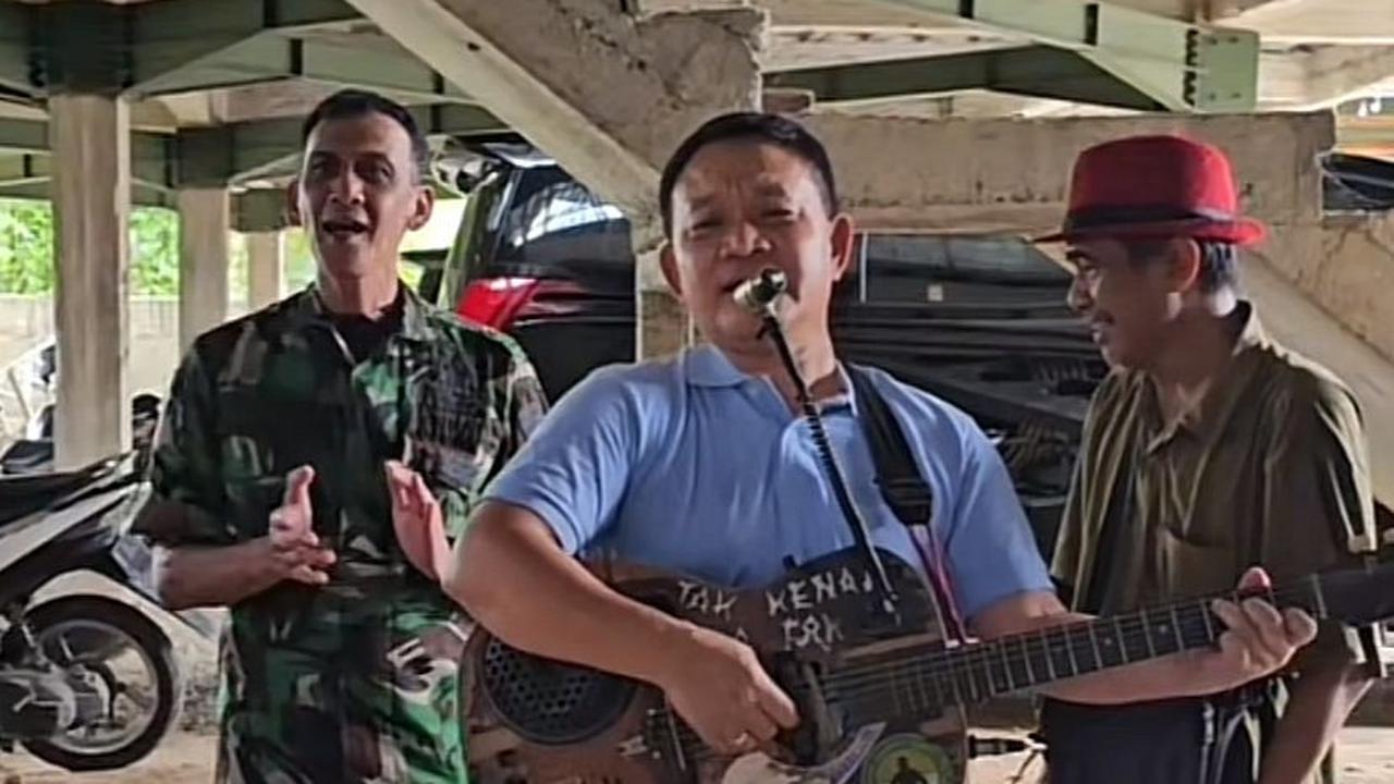 Ia pun memberikan penawaran menarik pada sang pengamen.