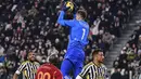 Kiper Juventus, Wojciech Szczesny (atas) berhasil mengamankan bola dari ancaman striker AS Roma, Romelu Lukaku(tengah) pada laga pekan ke-18 Serie A Liga Italia 2023/2024 di Allianz Stadium, Turin, Sabtu (30/12/2023) malam waktu setempat. (LaPresse via AP Photo/Marco Alpozzi)