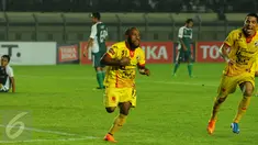 Gelandang Sriwijaya FC, Yohanis Nabar (tengah) berlari usai mencetak gol ke gawang PS TNI pada lanjutan laga Turnamen Piala Bhayangkara di Stadion Si Jalak Harupat, Bandung, Minggu (20/3/2016). Sriwijaya FC unggul 2-1. (Liputan6.com/Helmi Fithriansyah)
