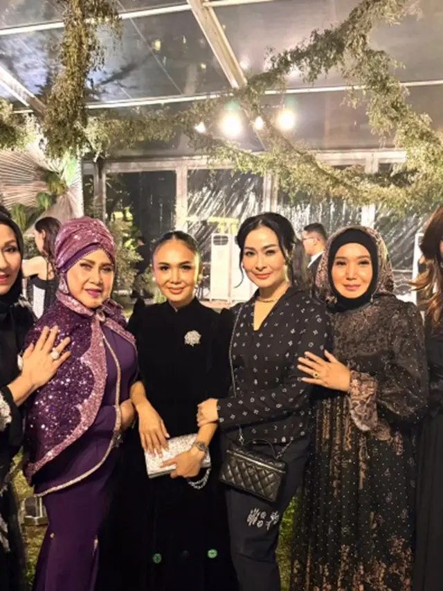 Model Kebaya Hitam ala Iis Dahlia untuk Acara Resepsi