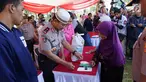 Kasespim Irjen Pol Wahyu Indra Pramugari melayani warga saat bazar murah di Asrama Unit Barat, Jawa Barat, Senin (04/6). Sekolah Staf dan Pemimpin Tinggi Polri (Sespimti) menggelar bakti sosial, bazar murah dan paket lebaran. (Liputan6.com/Pool/Sespimti)