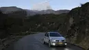 <p>Saat ini pemerintah Kolombia berusaha mempercepat proses evakuasi warga yang tinggal dekat gunung berapi Nevado del Ruiz karena gunung ini dikhawatirkan segera meletus, kendati sebagian warga menolak meninggalkan kediaman mereka. (AP Photo/Fernando Vergara)</p>
