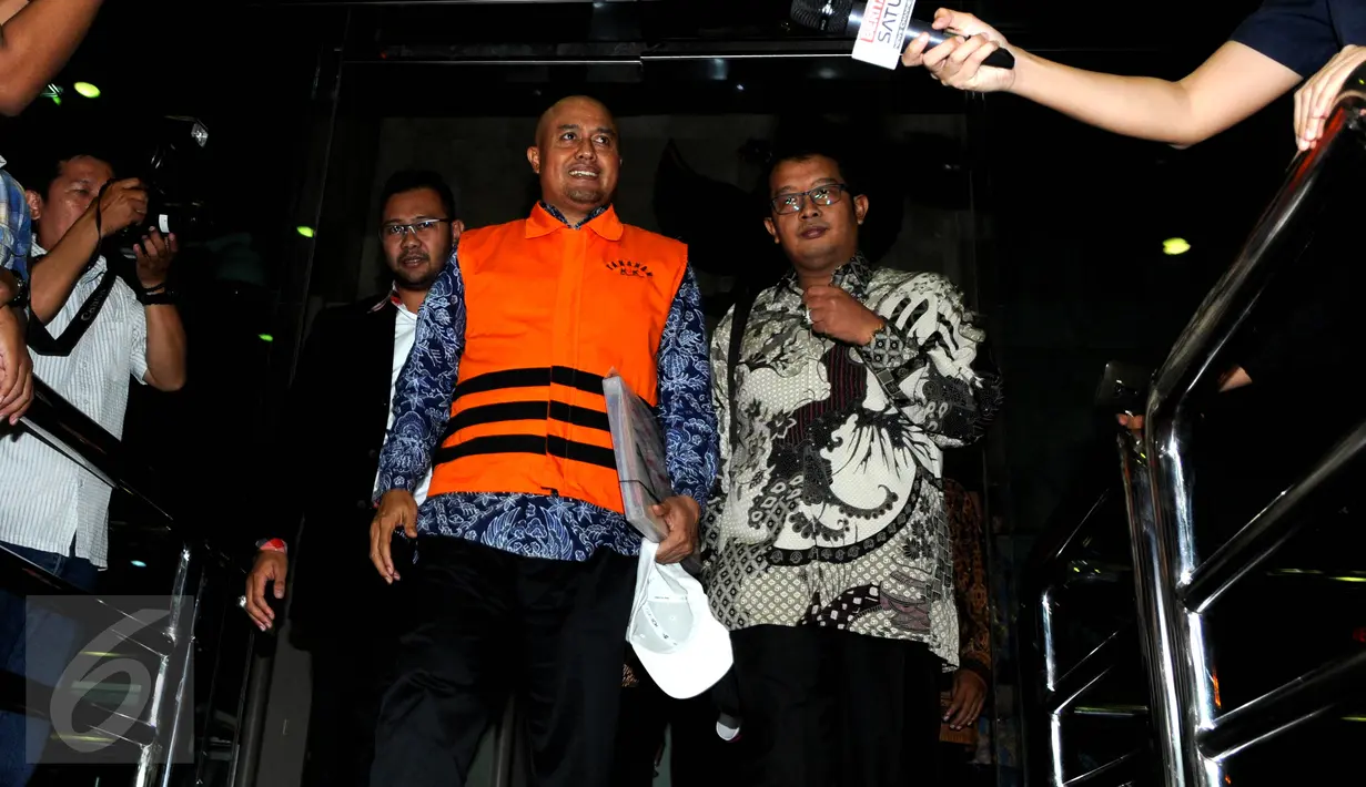 Komisi III DPR RI, I Putu Sudiartana usai menjalani pemeriksaan perdana di Gedung KPK, Jakarta, Jumat (15/7). Satu persatu tersangka suap 12 ruas proyek jalan di Sumatera Barat hari ini jalani pemeriksaan perdana. (Liputan6.com/Helmi Afandi)
