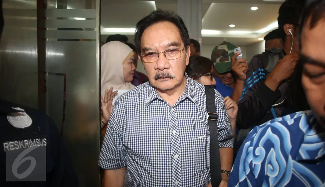 Mantan Ketua KPK Antasari Azhar mendatangi Direskrimsus Polda Metro Jaya, Jakarta, Rabu (1/2). Antasari menemui pejabat Polda untuk mempertanyakan kelanjutan kasus SMS misterius terkait pembunuhan Nasrudin Zulkarnaen. (Liputan6.com/Immanuel Antonius)