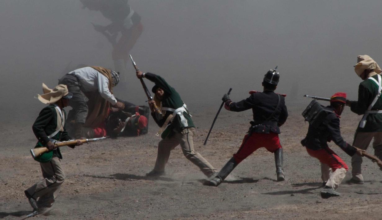 Prajurit Bolivia bertempur selama Perang Pasifik pada 1879 di Canchas Blancas, Bolivia (28/3). Bolivia sedang memperjuangkan hukum di Pengadilan Internasional Den Haag untuk mengambil tanah pesisir Pasifik yang hilang dari Chili. (AP Photo/Juan Karita)