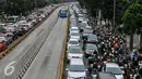 Bus Transjakarta melintas dengan lancar di Jalan Mampang Prapatan, Jakarta, Selasa (14/6/2016). Untuk menjaga jalur Transjakarta tetap steril, Dishub DKI Jakarta mengerahkan puluhan petugas. (Liputan6.com/Yoppy Renato)