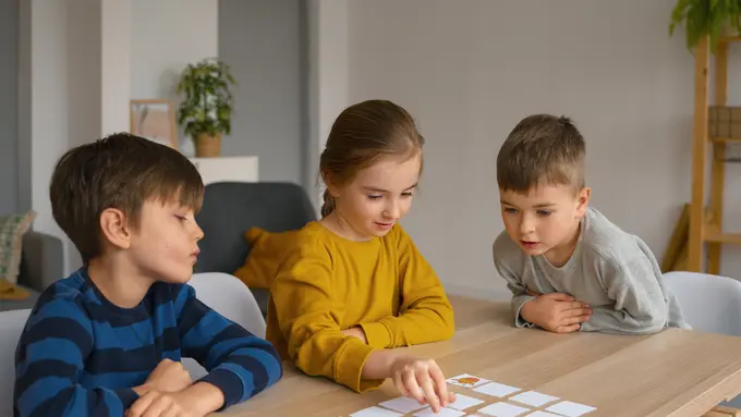 Tiga orang anak sedang bermain permainan memory card (Foto Dok: Freepik/freepik)