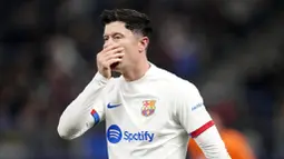 Ekspresi pemain Barcelona, Robert Lewandowski, setelah gagal mencetak gol ke gawang Shakhtar Donetsk dalam duel matchday 4 Grup H Liga Champions 2023/2024 di Volksparkstadion, Hamburg, Rabu (8/11/2023). Lewandowski sudah mandul dalam enam laga beruntun. (AP Photo/Matthias Schrader)