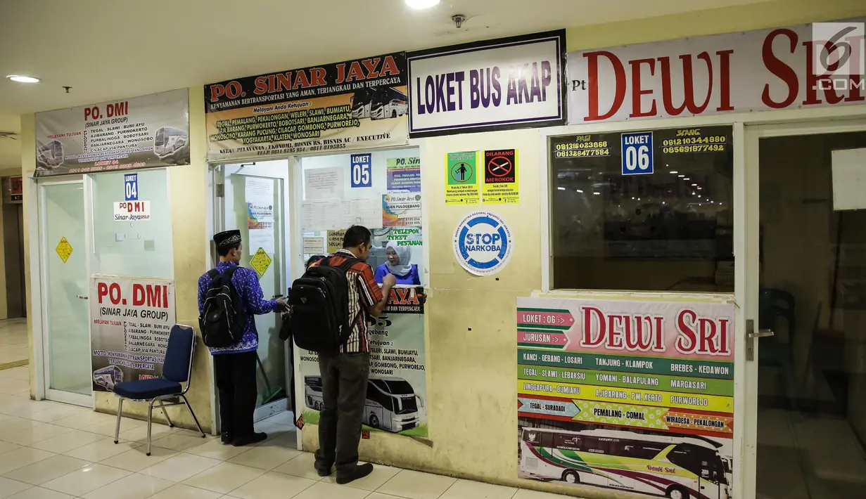 Calon penumpang membeli tiket bus antar provinsi di Terminal Pulo Gebang, Jakarta, Kamis (8/6). Penjual mengeluhkan sepinya pembelian tiket bus di Pulo Gebang karena masih banyaknya terminal bayangan yang beroperasi. (Liputan6.com/Faizal Fanani)