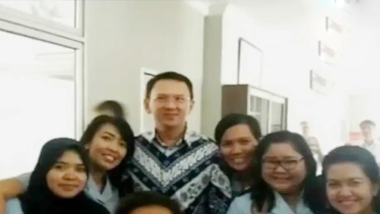 Karyawan Rutan Cipinang Kerubuti Ahok untuk Foto Bareng