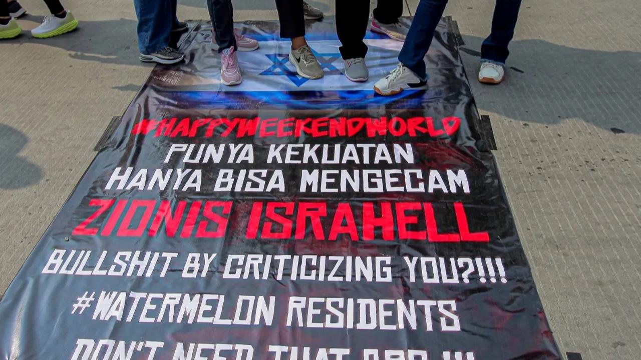 Suasana Hari Bebas Kendaraan Bermotor atau Car Free Day di sekitar Jalan Jenderal Sudirman hingga Thamrin diwarnai oleh aksi injak spanduk bergambar bendera Israel.