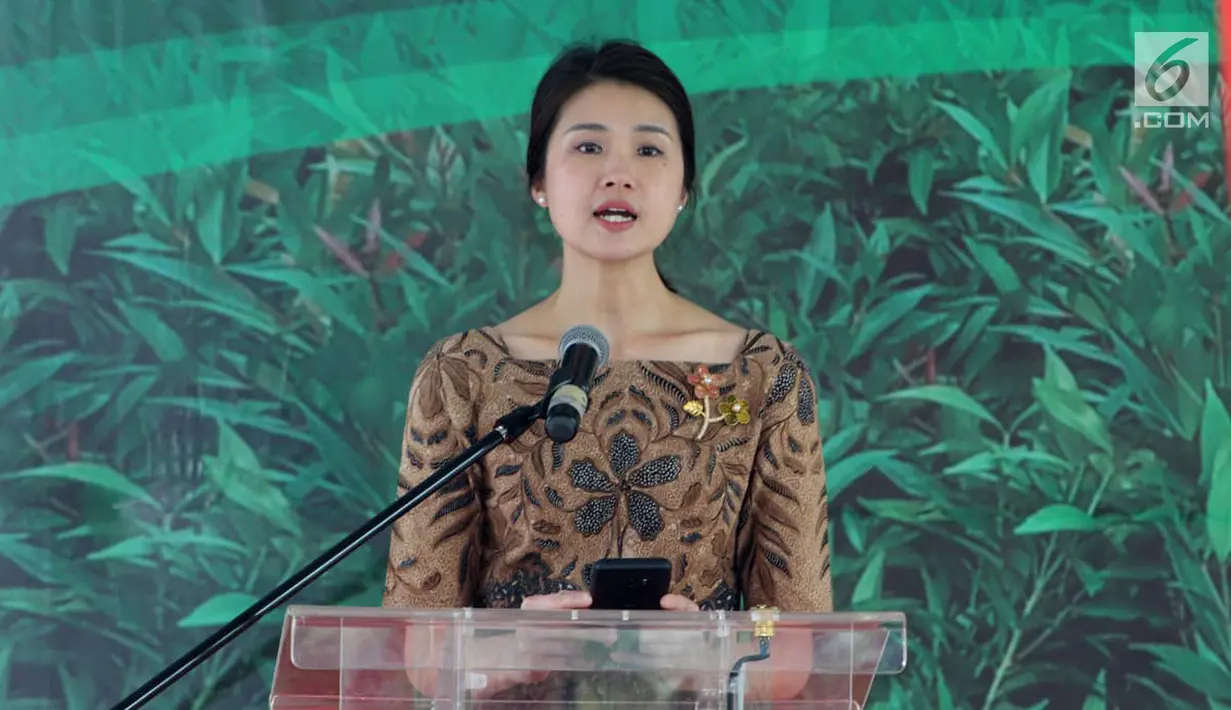 Executive Director PT. Lippo Karawaci, Caroline Riady memberi sambutan pada penanaman pohon pucuk merah di The St. Moritz Penthouses & Residence, Jakarta, Kamis (12/9/2019). Kegiatan penanaman pohon ini menandai peluncuran program Green Plan Program. (Liputan6.com/HO/Jenny)