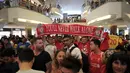 Pendukung tim Liverpool membentangkan shal bertuliskan `You Will Never Walk Alone`saat menghadiri jumpa fans di pusat perbelanjaan di Kuala Lumpur, Malaysia, (22/7/2015). Liverpool akan bertanding melawan tim Malaysia XI pada 24 Juli.(AFP/MOHD RASFAN)