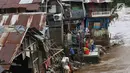 Warga beraktivitas di bantaran Sungai Ciliwung, Manggarai, Jakarta, Selasa (13/2). Pemprov DKI akan melanjutkan program normalisasi sungai sehingga bantaran sungai terbebas dari hunian warga serta upaya mengurangi banjir. (Liputan6.com/Immanuel Antonius)