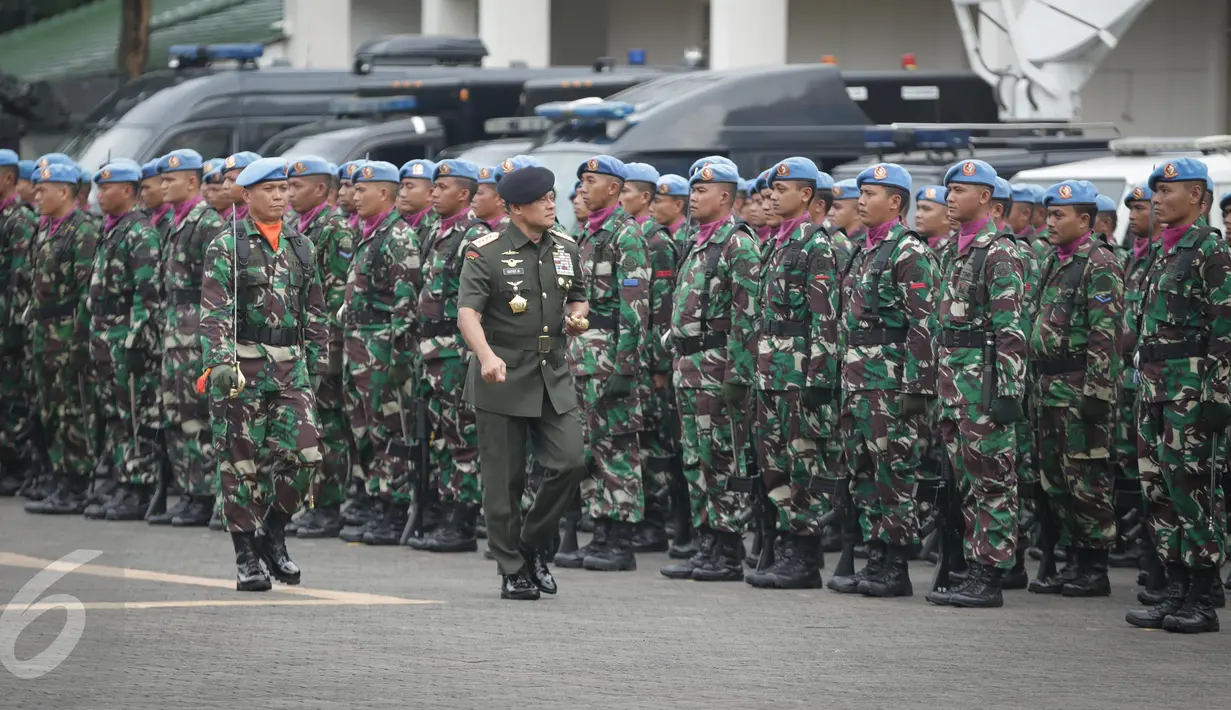Panglima TNI Jenderal Gatot Nurmantyo mengecek pasukan saat upacara sertijab Komandan Pasukan Pengamanan Presiden (Danpaspampres) di Jakarta, Selasa (14/3). Brigjen Suhartono resmi menggantikan Mayjen Bambang Suswantono. (Liputan6.com/Faizal Fanani)