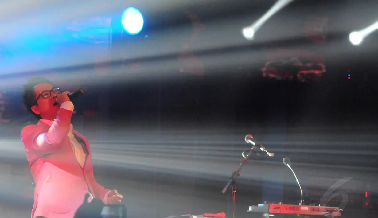 Vokalis Kerispatih, Fandy Santoso, terlihat menjiwai lagu yang dinyanyikan di konser bertajuk 'Historical Moment', Kamis (24/4/14). (Liputan6.com/Andrian M. Tunay)