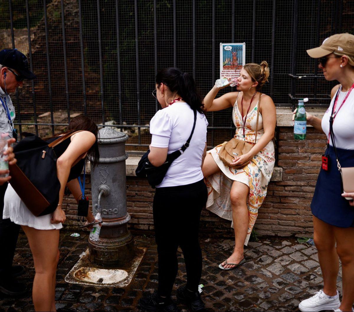 Sejumlah turis tampak mengantre untuk mengisi ulang botol air minum mereka di kompleks Colosseum, Roma, Italia, pada Jumat (21/6/2024). Gelombang panas dilaporkan terjadi di Benua Eropa, dengan sejumlah negara melaporkan kenaikan suhu. REUTERS/Guglielmo 