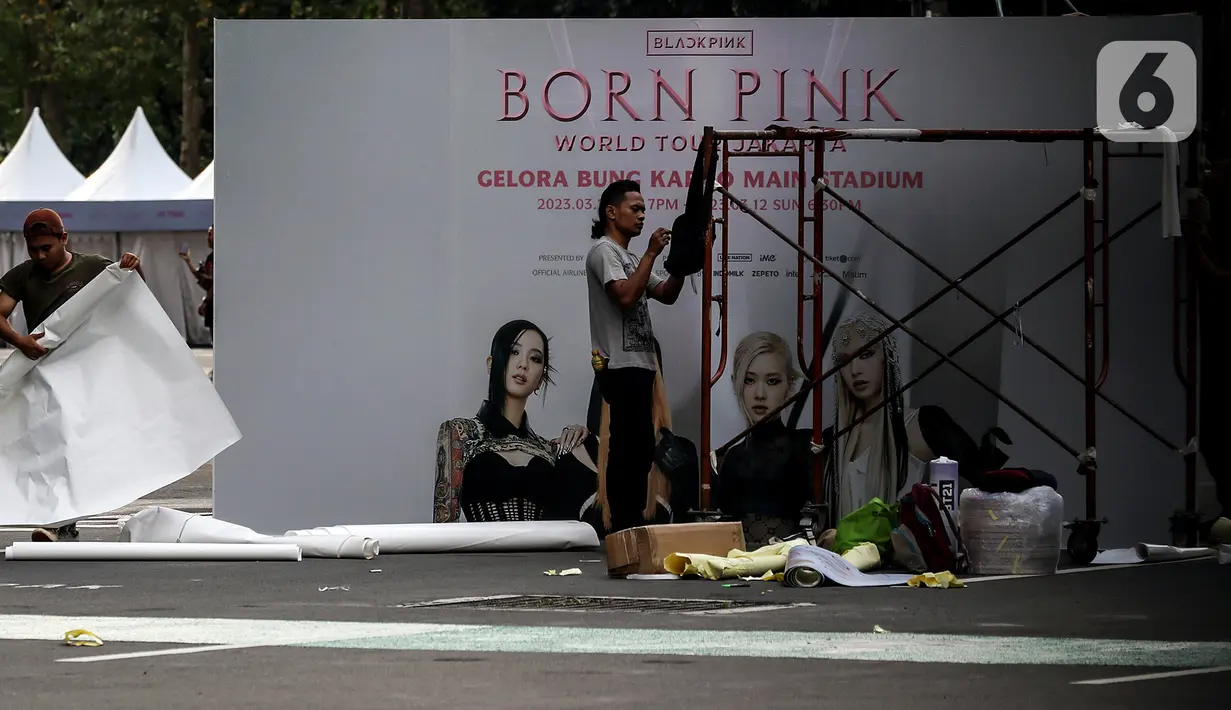 Sejumlah pekerja menyelesaikan pengerjaan di area Stadion Utama Gelora Bung Karno (SUGBK), Jakarta, Jumat (10/3/2023). Jelang konser girl band asal Korea Selatan, Blackpink, SUGBK ditutup sementara untuk umum dari tanggal 10-12 Maret 2023. (Liputan6.com/Johan Tallo)