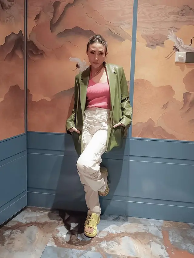 8 Inspirasi Tampil Energik ala Ayu Dewi dengan Outfit Warna-Warni