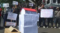 Warga berunjuk rasa di depan kantor Walikota Malang. (Liputan6.com/Zainal Arifin)