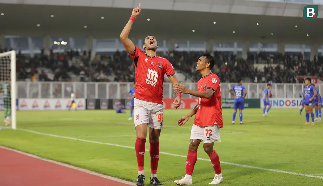 <p>Selebrasi pemain Malut United, Jose Wilkson (kiri) bersama rekannya, Frets Butuan setelah mencetak gol ketiga timnya ke gawang Persiraja Banda Aceh pada laga leg kedua perebutan tempat ketiga Pegadaian Liga 2 2023/2024 atau playoff promosi Liga 1 2024/2025 di Stadion Madya, Senayan, Jakarta, Sabtu (9/3/2024). (Bola.com/Abdul Aziz)</p>