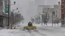 Sebuah traktor salju melaju di jalan kosong di lingkungan East Village, Des Moines, Iowa, pada tanggal 12 Januari 2024. (Christian MONTERROSA/AFP)