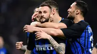 Pemain Inter Milan, Marcelo Brozovic berselebrasi dengan timnya setelah mencetak gol ke gawang Cagliari pada laga pekan ke-33 Serie A, di Giuseppe Meazza, Selasa (17/4).  Inter Milan memetik kemenangan meyakinkan dengan skor 4-0. (MIGUEL MEDINA / AFP)