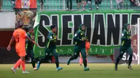 Pemain tim putri PS Tira (hijau) merayakan gol ke gawang Persija dalam laga di Stadion Maguwoharjo, Sleman Senin (7/10/2019). (Bola.com/Vincentius Atmaja)