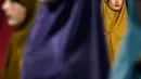 Dagangan gamis dan baju anak milik pedagang di pasar Parung, Bogor, Jawa Barat, Kamis (18/2/2021). Akibat menurunnya omset penjualan gamis dan baju anak selama pandemi COVID-19, pedagang rela menurunkan harga agar menarik perhatian pembeli. (Liputan6.com/Johan Tallo)