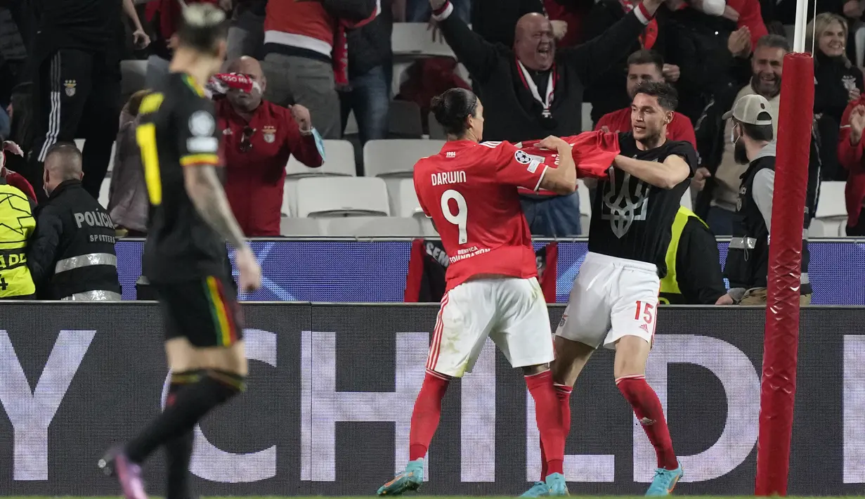 Penyerang Benfica,  Roman Yaremchuk (kanan) melakukan selebrasi setelah mencetak gol ke gawang Ajax pada pertandingan leg pertama babak 16 Liga Champions di Stadion Da Luz, Lisbon, Kamis (24/2/2022). Benfica bermain imbang atas Ajax 1-1.  (AP Photo/Armando Franca)