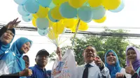 Ketua MPR RI, Zulkifli Hasan saat melepas balon Gerakan Mengajar 1000 Guru di Car Free Day, Jakarta, Minggu (27/11). Acara tersebut mengkampanyekan pentingnya pendidikan di usia dini. (Liputan6.com/Helmi Afandi)