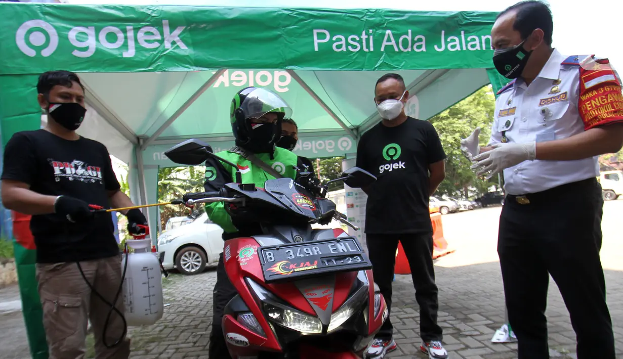 Head of Excellence Regional Operations Public Policy & Government Relations Gojek Muhammad Chairil dan Kadishub Kota Depok Dadang Wihana saat berbincang dengan Mitra Gojek dalam rangka Hari Perhubungan Nasional di Kota Depok, Jawa Barat, Jumat (18/8/2020). (Liputan6.com/HO/Ading)