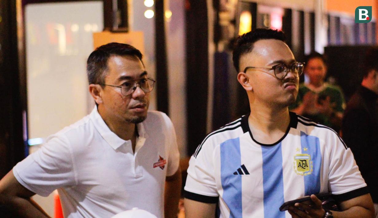 Reaksi kecewa pendukung Argentina saat nobar laga final Piala Dunia 2022 bersama Federal Oil yang berlangsung di daerah Kemang, Jakarta Selatan, Minggu (18/12/2022) malam WIB. Argentina berhasil mengalahkan Prancis melalui babak penalti dengan skor 4-2. (Bola.com/Muhammad Aldiansyah)