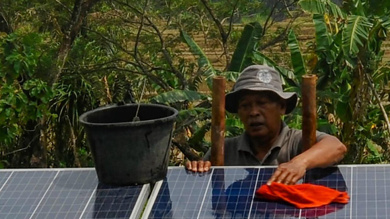 FOTO: Atasi Kekeringan, Petani di Kabupaten Kuningan Manfaatkan Energi Surya untuk Transfer Air Sungai ke Lahan Pertanian