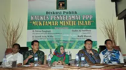 Plt Ketum DPP PPP Muktamar Bandung, Emron Pangkapi (kedua kanan) berbicara saat saat diskusi Publik Kaukus Penyelemat PPP, Jakarta, Rabu (20/1).Muktamar islah ini untuk menyelesaikan sengketa kepengurusan PPP. (Liputan6.com/JohanTallo)