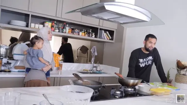 Potret dapur Shireen Sungkar (Sumber: Youtube/The Sungkars)