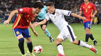Striker Italia, Federico Chiesa, berusaha melewati bek Spanyol, Jorge Mere, pada laga semifinal Piala Eropa U-21 di Stadion Miejski, Polandia, Selasa (27/6/2017). Spanyol menang 3-1 atas Italia. (EPA/Jacek Bednarczyk)