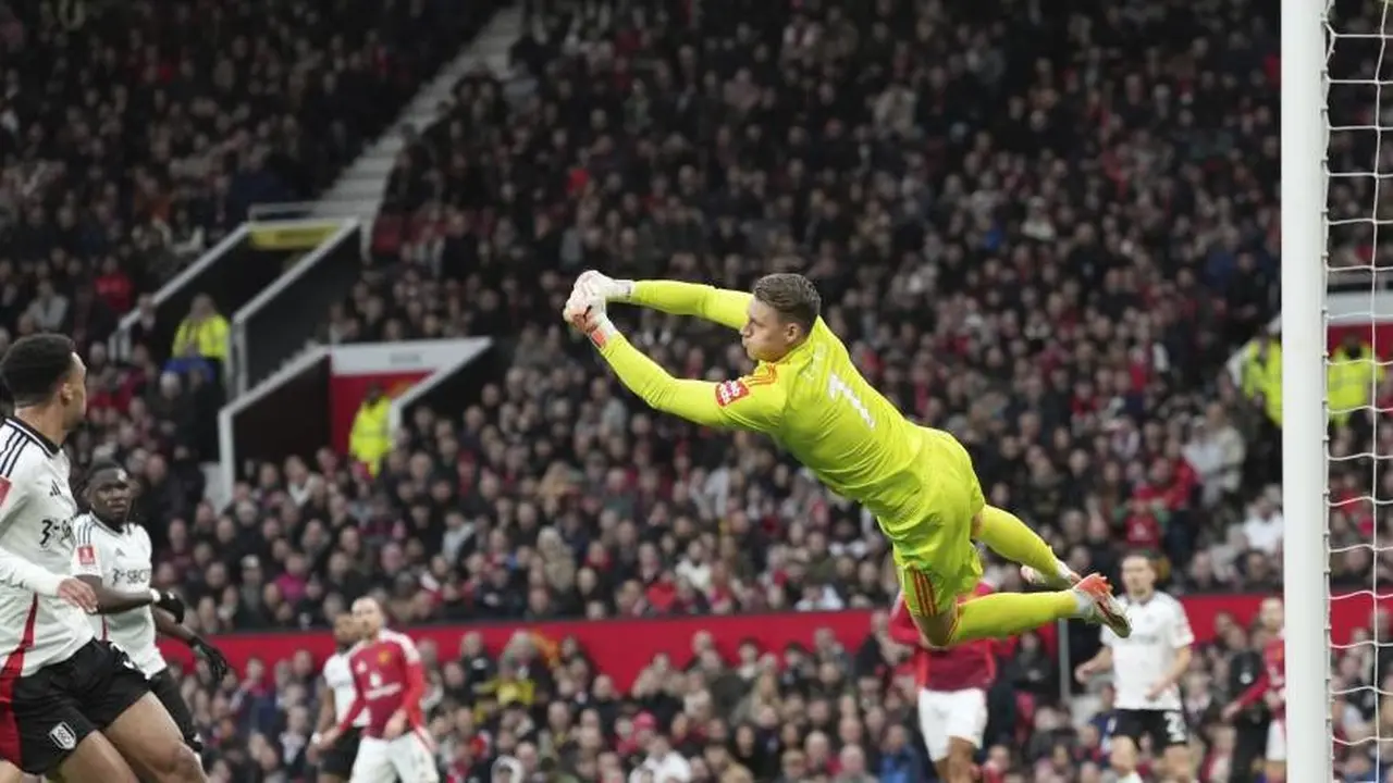 Kiper Fulham Bernd Leno melakukan penyelamatan dalam laga FA Cup melawan Manchester United, Minggu (2/3/2025) malam WIB. (c) AP Photo/Jon Super