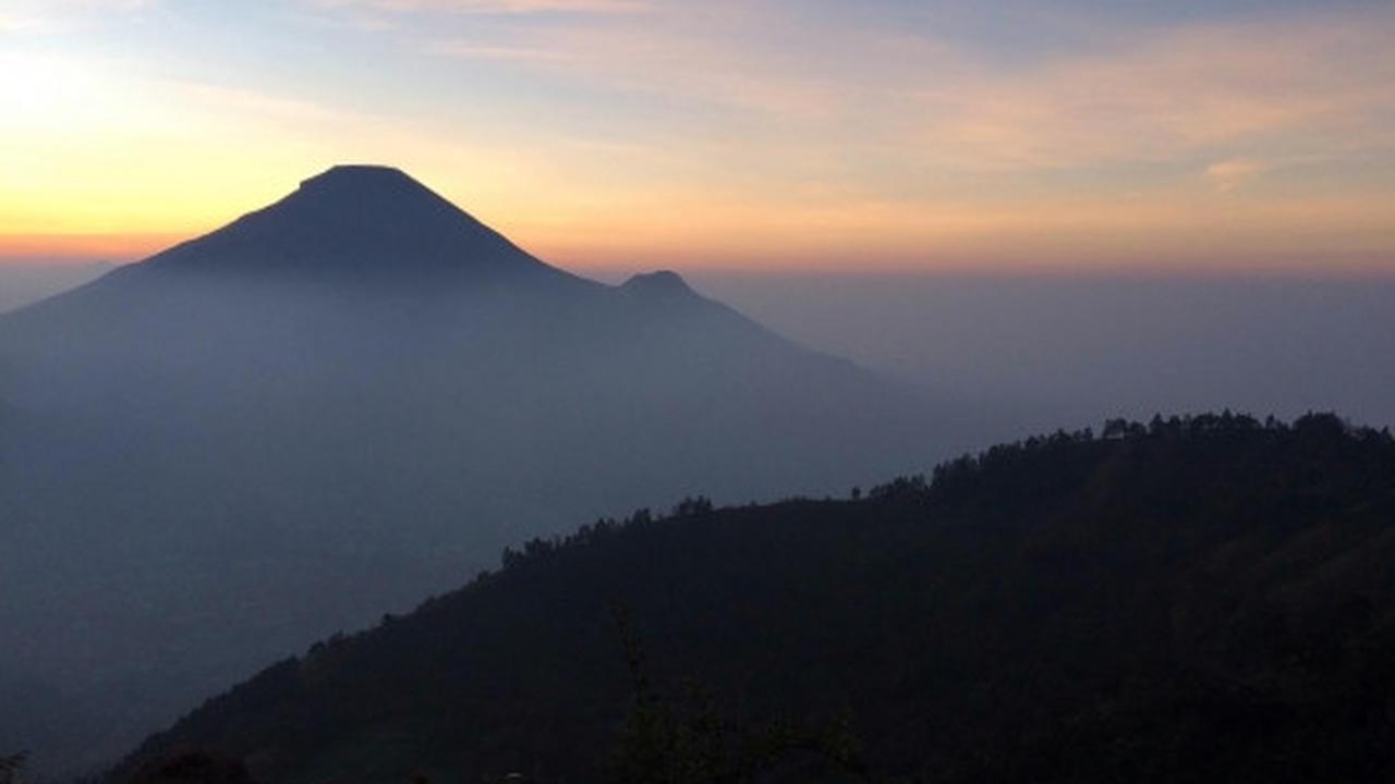 Menikmati keindahan sunrise dari Bukit Sikunir
