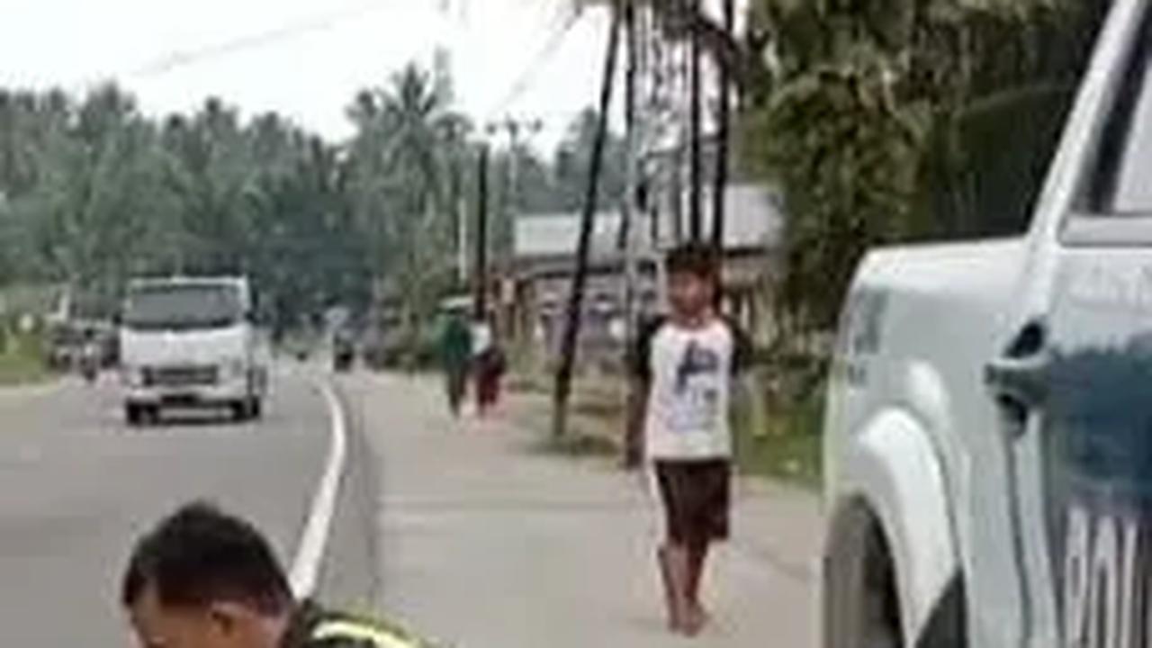 Alphard Tabrak Tiang PJU Lalu Terguling dan Terbakar di Pintu Keluar-Masuk Tol Pondok Aren, Ini Penampakannya