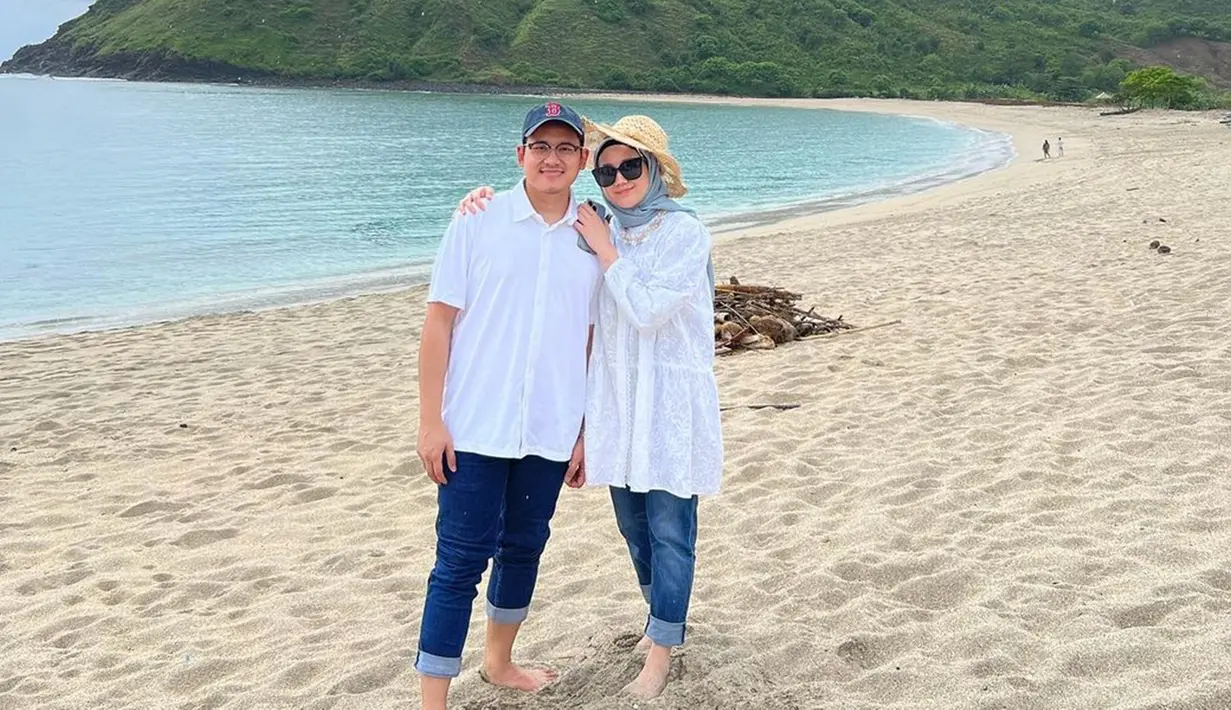 Saat unggah foto diri di Story Instagram, Jessica Anastasya sering terlihat mengenakan hijab. Oleh karenanya banyak yang mengira bahwa kini wanita yang akrab disapa Jejes ini mantap mengenakan hijab. Warganet pun mendoakan jika Jessica istiqomah menutup rambutnya dengan hijab. (Liputan6.com/IG/@jessicaanastasya20)