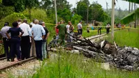 Penyelamat mencari korban dalam kecelakaan pesawat Boeing 737 di Havana, Kuba, Jumat (18/5). Penerbangan itu disewa oleh maskapai penerbangan Cubana dari sebuah maskapai kecil Meksiko bernama Damojh atau Global. (AP Photo/Ramon Espinosa)
