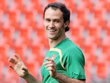 Portuguese defender Ricardo Carvalho jokes with teammates during a training session on June 10, 2008 in Neuchatel. Portugal will play against Czech Republic in group A of the Euro 2008 in Geneva on June 11, 2008. AFP PHOTO / PATRICK HERTZOG