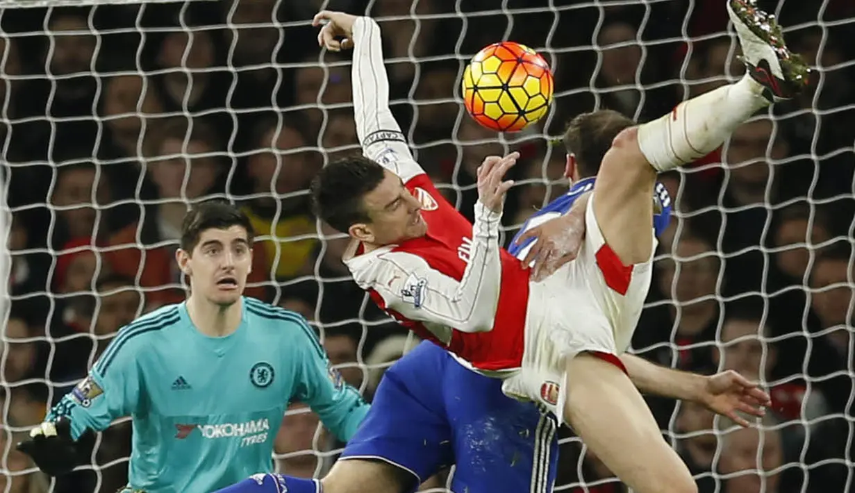 Bek Arsenal, Laurent Koscielny, berebut bola dengan bek sayap Chelsea, Branislav Ivanovic. Sementara buat The Gunners kekalahan itu membuat mereka harus turun dari puncak klasemen ke posisi tiga. (Reuters/John Sibley)
