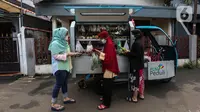 Penjual sayuran menggunakan transportasi Gerobak Motor Listrik di Srengseng Sawah, Jakarta, Kamis (20/1/2022). Program gerobak motor listrik ditujukan agar pelaku usaha mikro kecil (UMK) dapat lebih hemat pada sisi operasional bahan bakar serta lebih ramah lingkungan. (Liputan6.com/Johan Tallo)