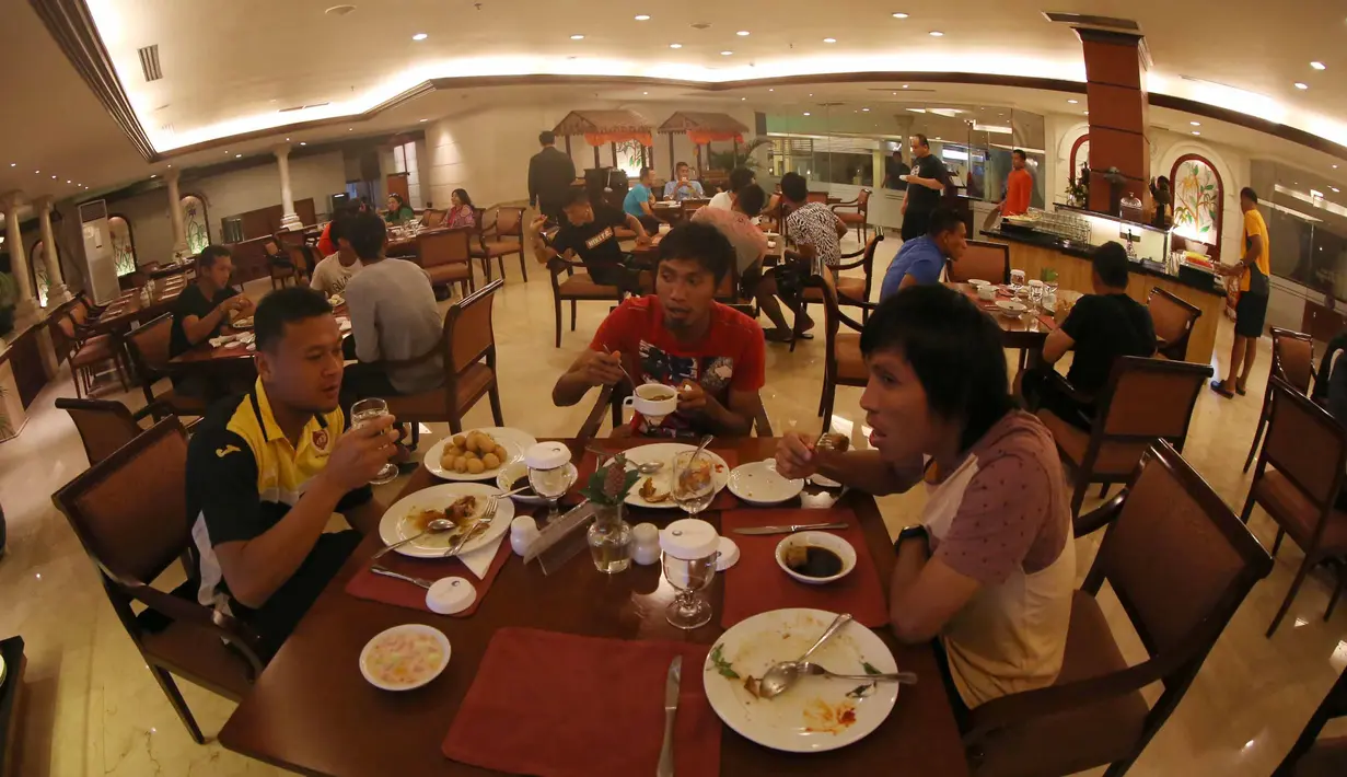 Para pemain Sriwijaya FC saat menikmati makan malam di Hotel Bidakara, Jakarta, Sabtu (17/10/2015). (Bola.com/Riskha Prasetya))