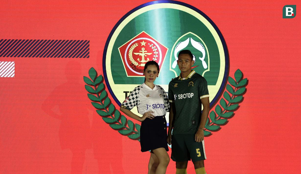 Pemain Tira Persikabo, Andy Setyo, menunjukan jersey tim Tira Persikabo saat launching Shopee Liga 1 di Hotel Fairmont, Jakarta, Senin (24/2). Sebanyak 18 klub pamerkan jersey untuk kompetisi Shopee Liga 1 2020. (Bola.com/Yoppy Renato)