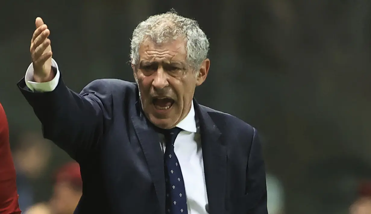 Namun pelatih Portugal, Fernando Santos tetap menurunkan skuad terbaik termasuk Cristiano Ronaldo yang sebenarnya masih mengalami bengkak di mata kanannya akibat cedera saat menang 4-0 atas Republik Ceska tiga hari sebelumnya. (AP/Rui Vieira)