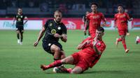 Pemain Barito Putera, Murilo Otavio Mendes (kiri) berebut bola dengan pemain Persija Jakarta, Ondrej Kudela saat laga lanjutan BRI Liga 1 2023/2024 antara Persija Jakarta melawan Barito Putera di Stadion Patriot Candrabhaga, Bekasi, Sabtu (07/10/2023). (Bola.com/Bagaskara Lazuardi)
