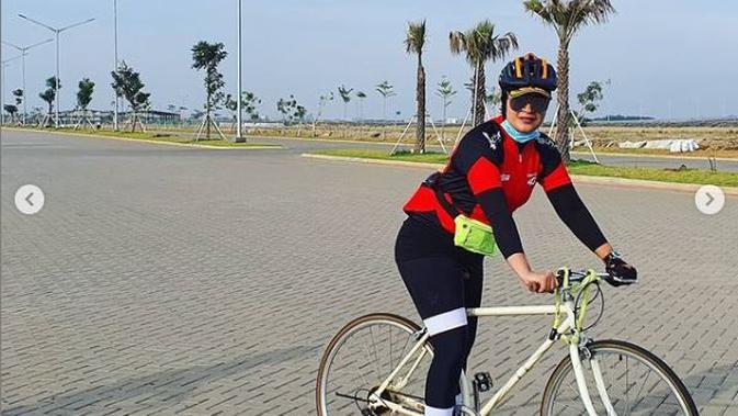 Rahma Sarita saat tur sepeda dengan teman-teman. (dok. Instagram @rahmasarita_jufri/https://www.instagram.com/p/CHy7ntOHYD8/Dinny Mutiah)